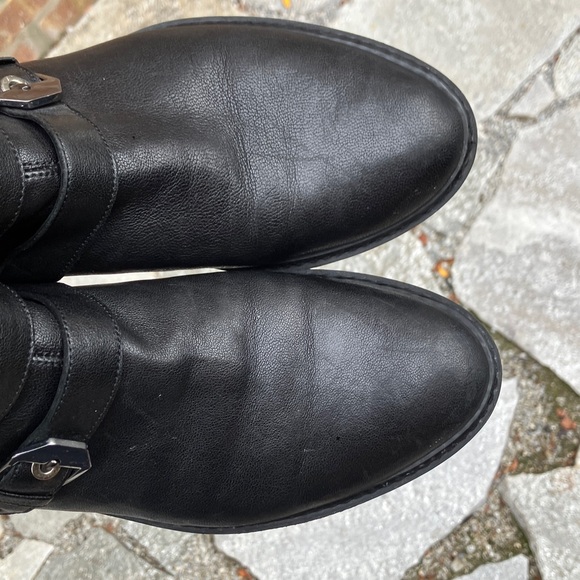 Stuart Weitzman - Picture 10 of 16